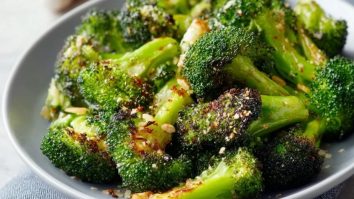 Knuspriger Knoblauch Brokkoli aus der Heißluftfritteuse