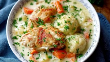 Klassisches Hühnchen Mit Knödeln