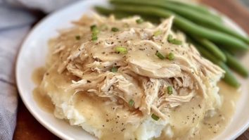 Langsam Gekochtes Zarte Hähnchen mit Soße