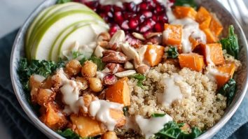 Ernte Quinoa Schüssel mit Cremiger Tahini Soße