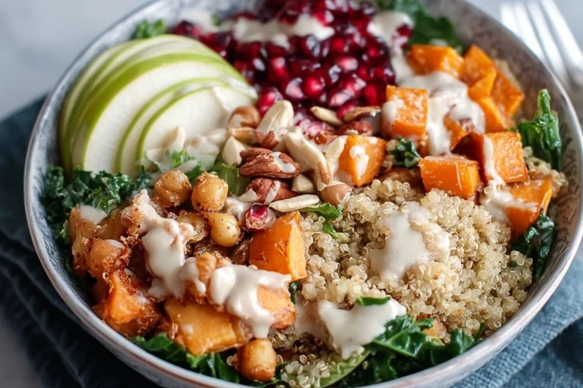 Ernte Quinoa Schüssel mit Cremiger Tahini Soße